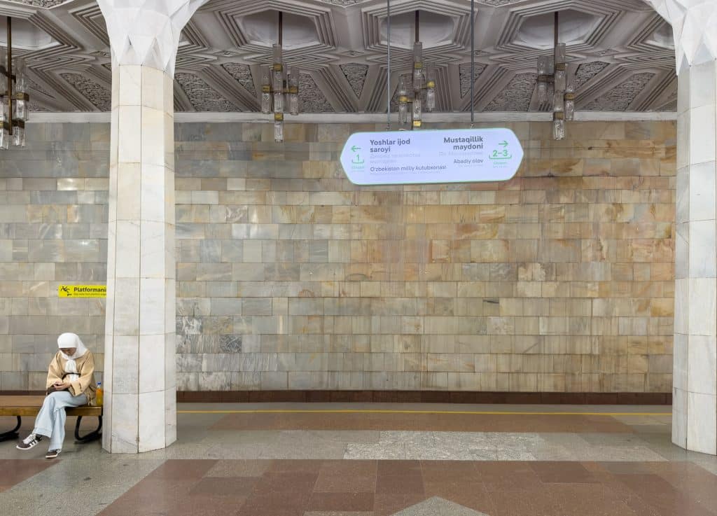 dame qui attend à la station Mustaqilik Maydoni