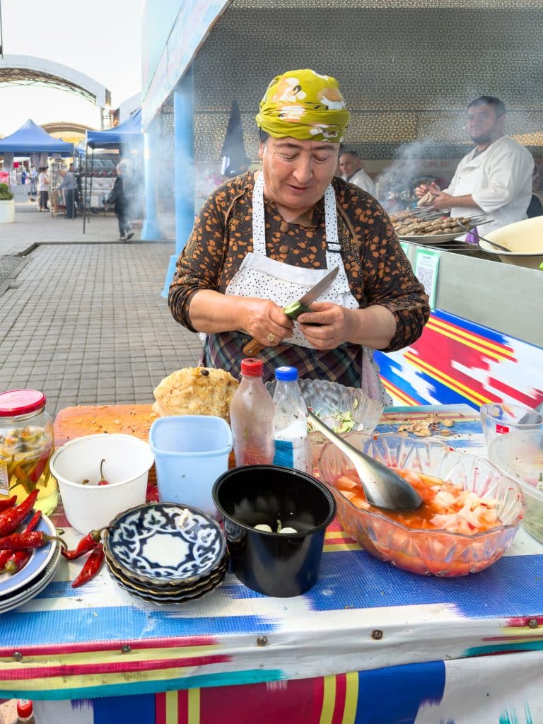 Dame qui prépare du plov au marché Chorsu