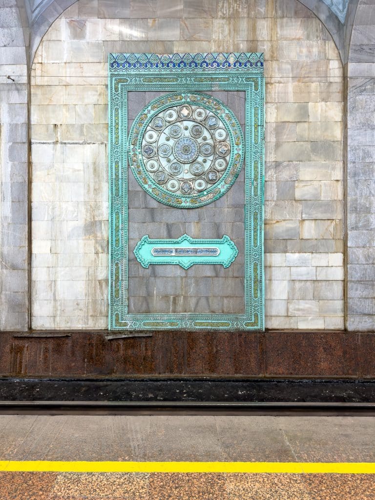 Détails artistiques dans le métro Alisher Navoiy