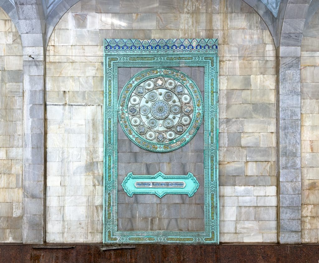 Détails artistiques dans le métro Alisher Navoiy