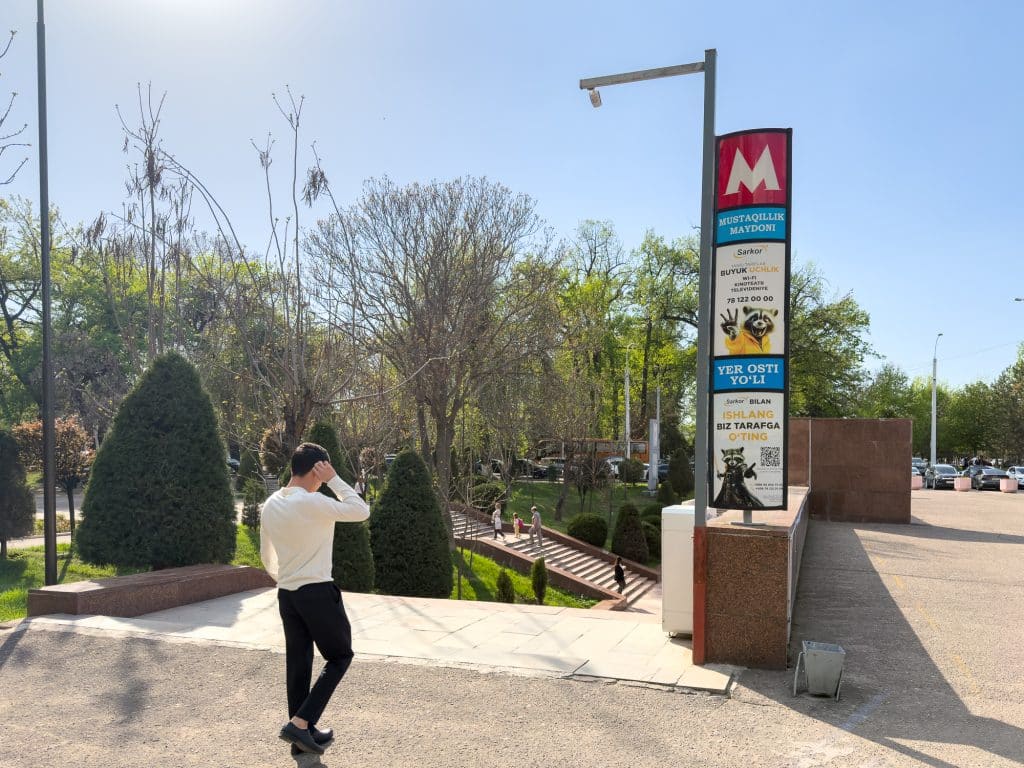extérieur de la sortie de la station Mustaqilik Maydoni