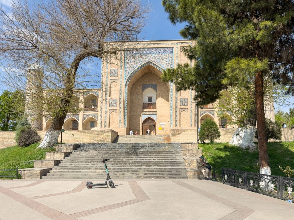 Façade de la médersa Kukeldash ou Koukeldach de Tachkent