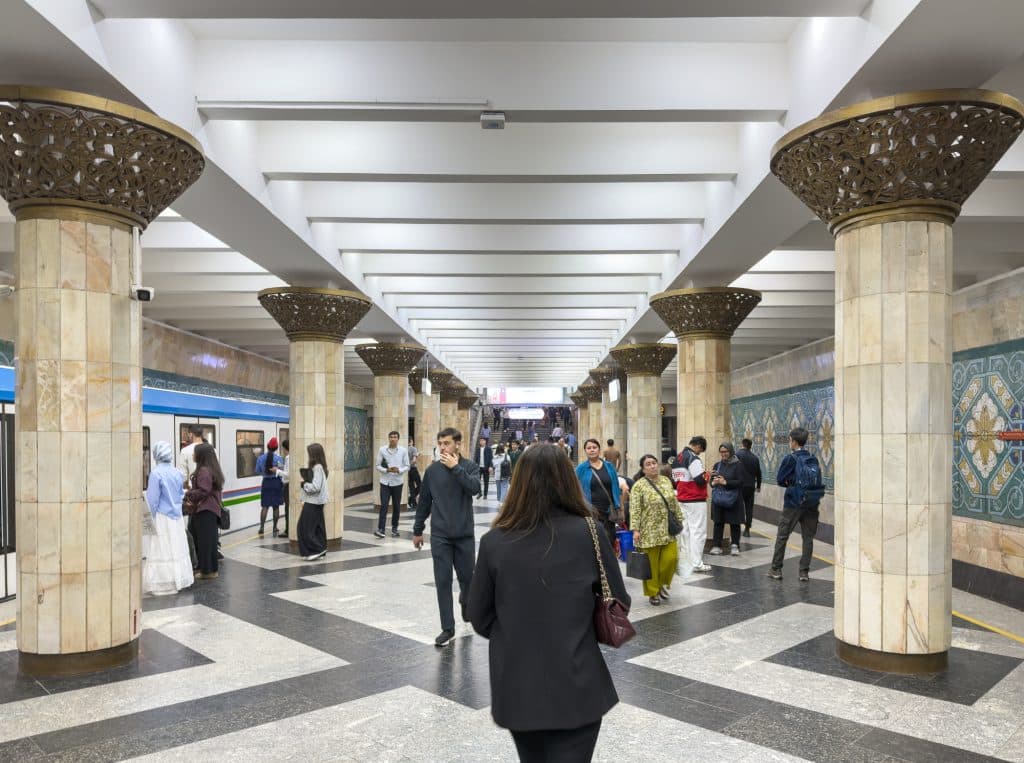 Gens qui marchent à la station Paxtakor