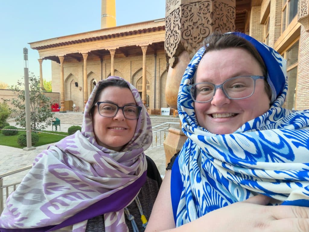 Jennfier et Anne avec foulards en Ouzbekistan
