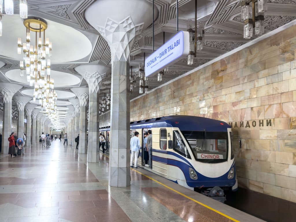 Métro sur les rails de la station Mustaqilik Maydoni
