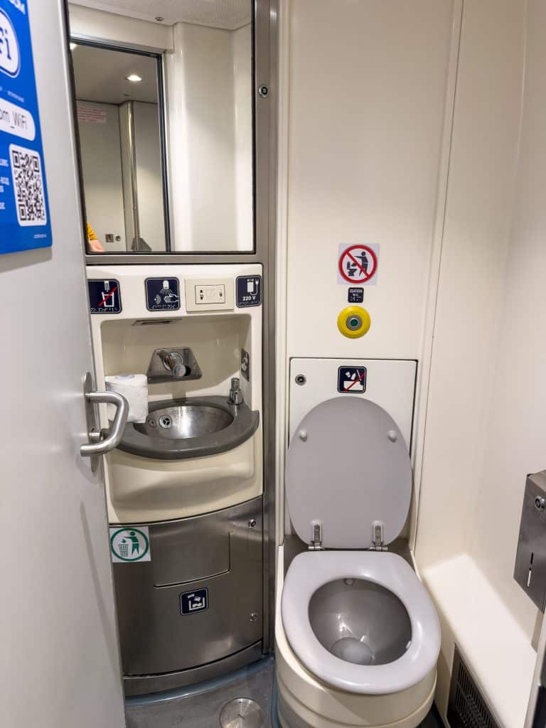 Toilette dans le train Afrosiyob