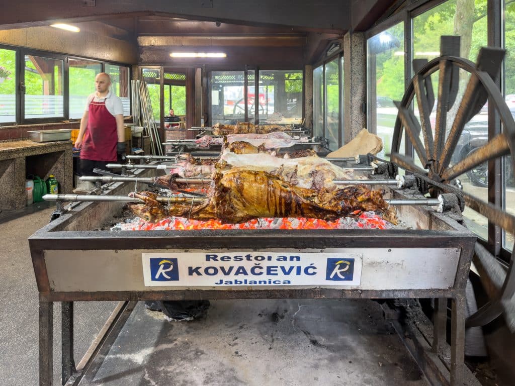 Agneau roti à la broche - Restoran Kovacevic à Jablanica