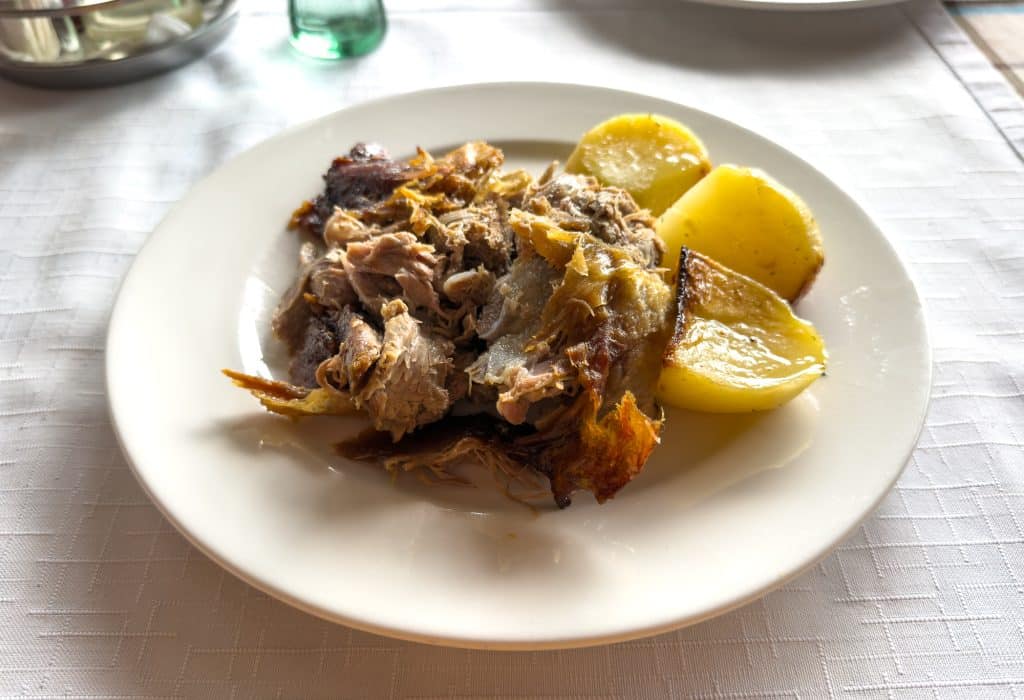 Assiette d'agneau braisé au restaurant Kovacevic à Jablanica