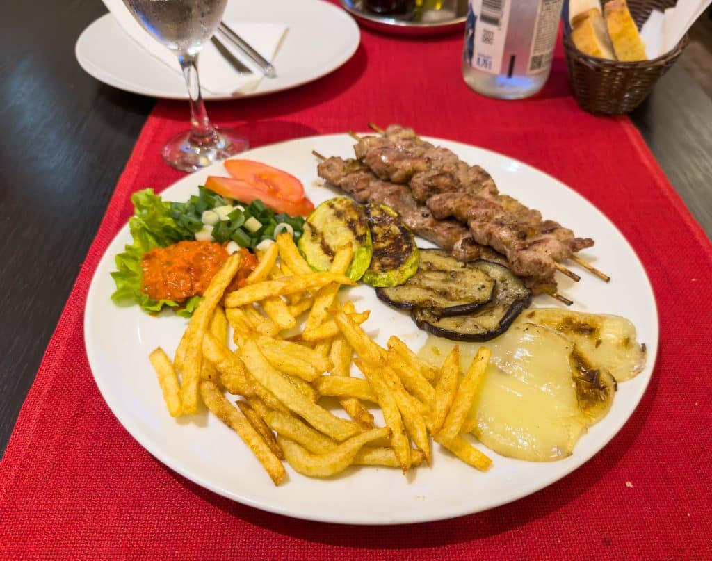 Assiette de brochettes de l'hôtel-restaurant Stanica à Ravno