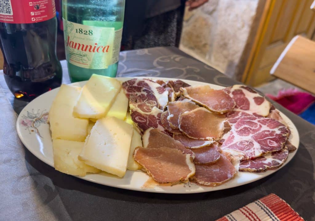 Assiette de fromage et charcuterie de la maison de Famille Radić
