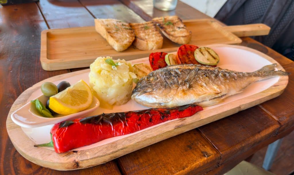 Assiette de poisson frais et légumes au Feral Beach Restaurant