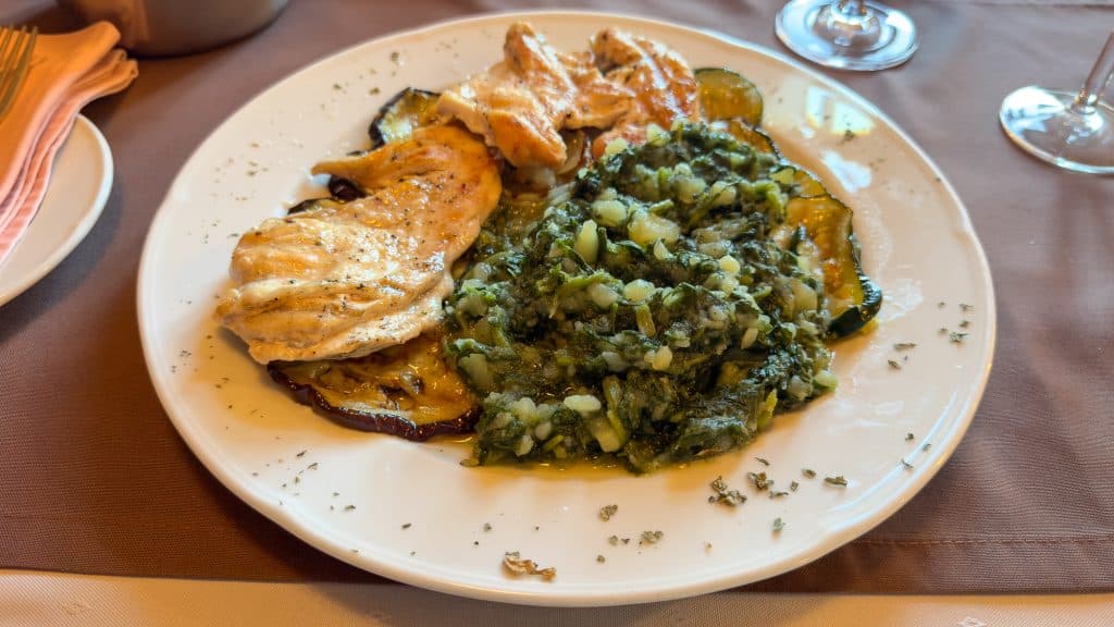 Assiette de poulet au Zavala Apartments
