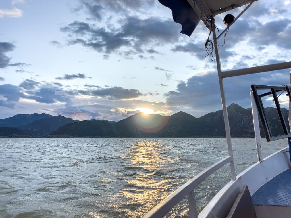 Bateau au coucher de soleil au lac de Skadar