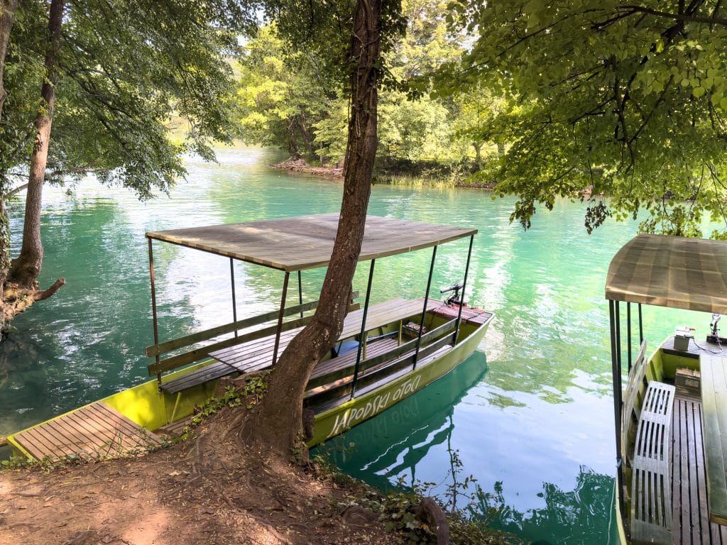Bateau pour une promenade sur la rivière Una