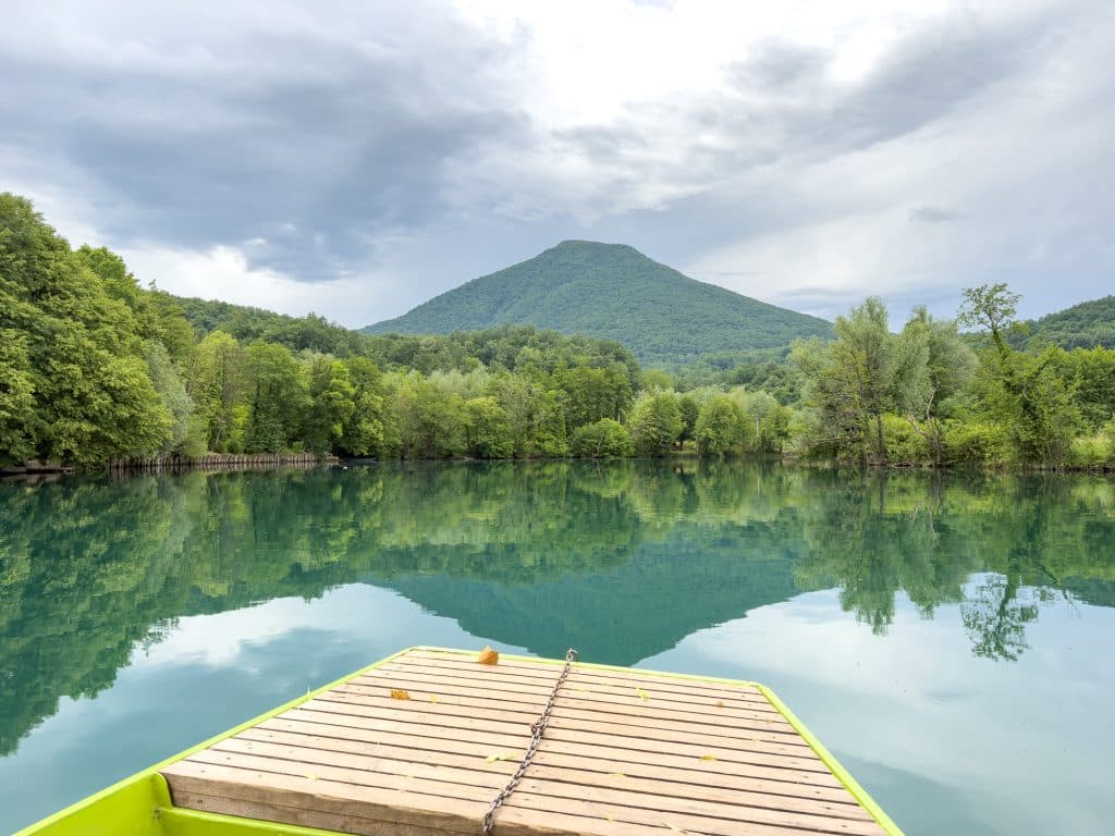 Bateau sur l'eau de la rivière Una en Bosnie-Herzégovine