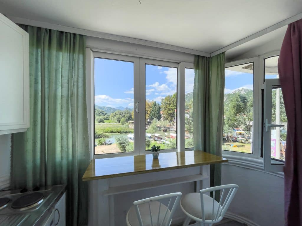 Cuisine de Apartments Flora Virpazar