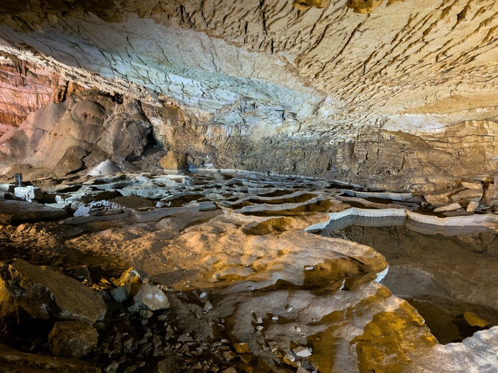Reflet sur l'eau de la Grotte Vjetrenica