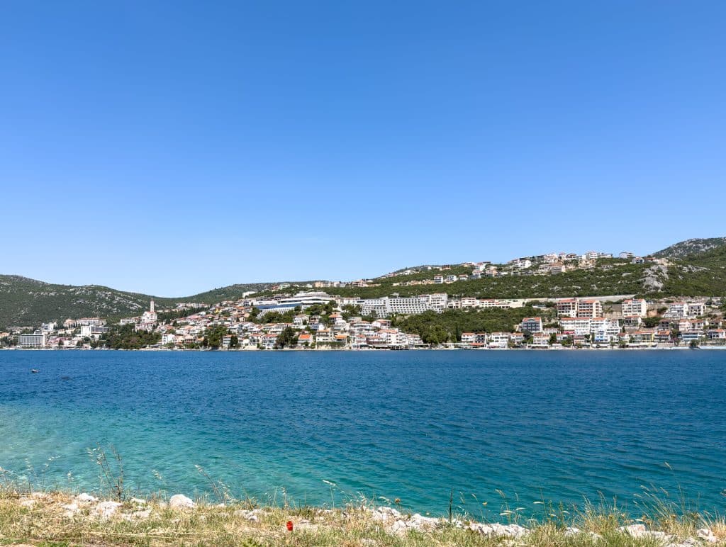 Eau turquoise de la baie de Neum