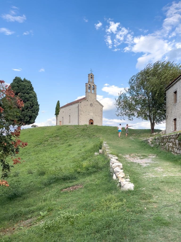 Église sur l'île du lac de Skadar