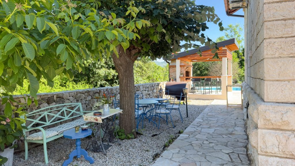 Jardin de la Villa Rosa à Ravno