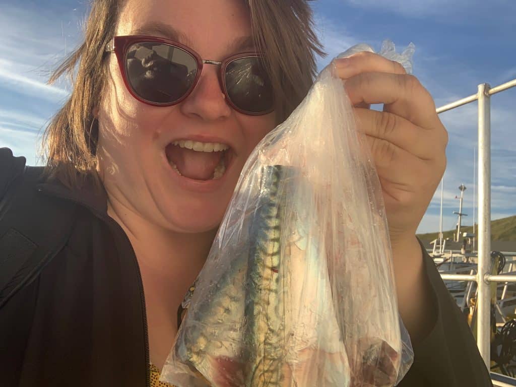Jennifer à la pêche au maquereau