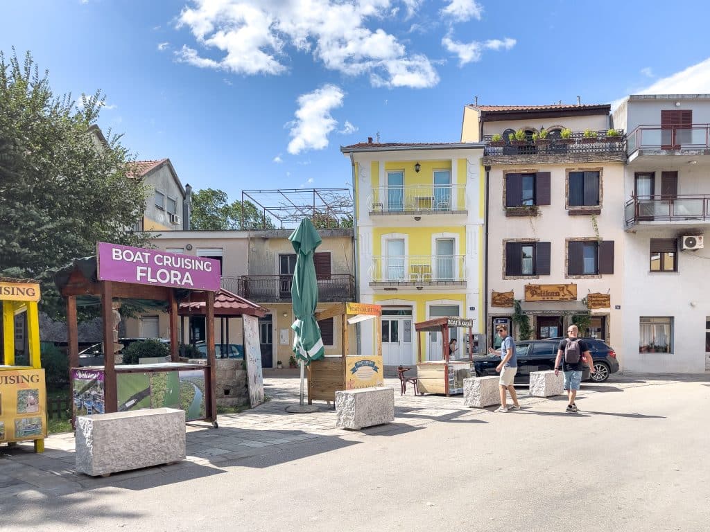 Kiosques des croisières de bateau au Monténégro