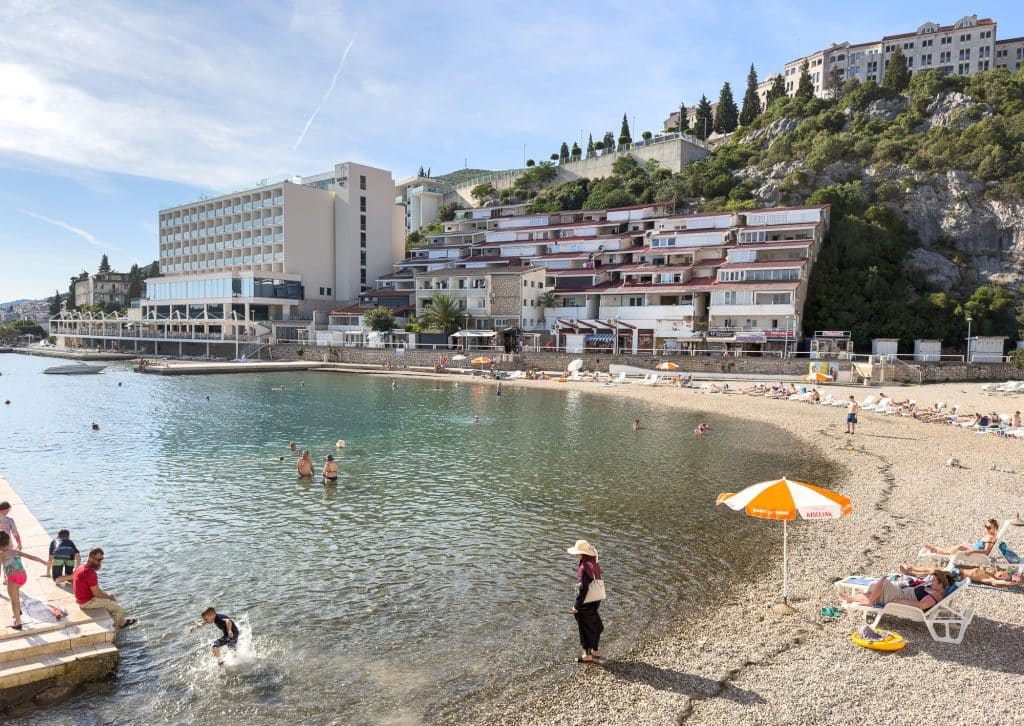Neum Beach avec des enfants dans l'eau