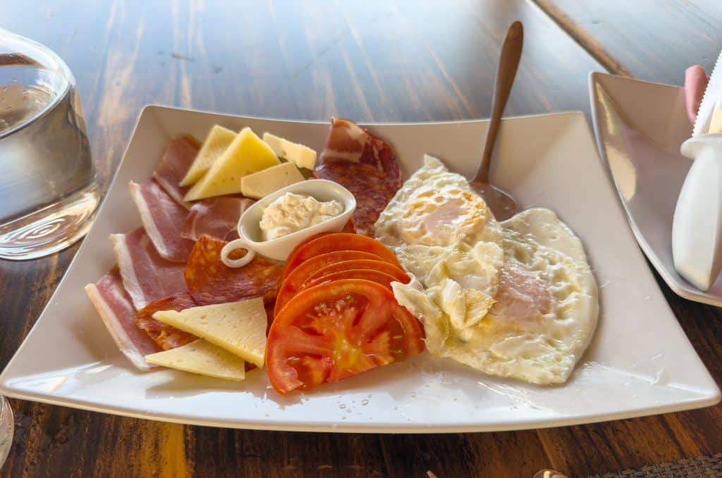 Oeufs, charcuterie et fromage du déjeuner typique de Bosnie-Herzégovine