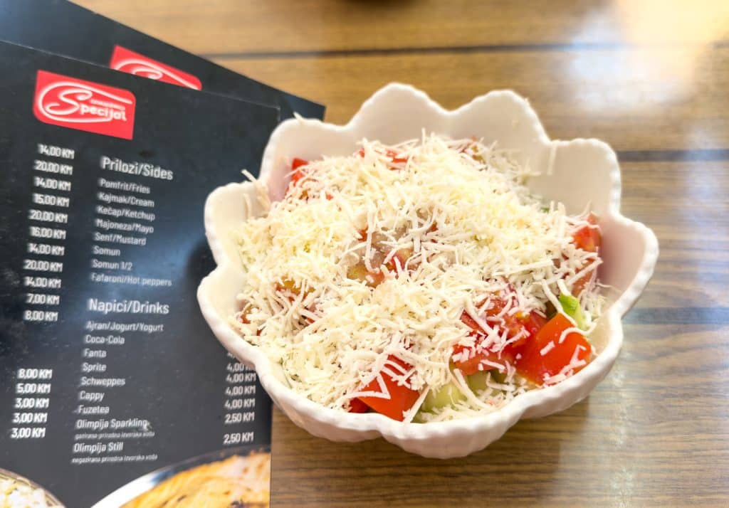 Salade Shopska à la Cevabciniza Specialj à Sarajevo