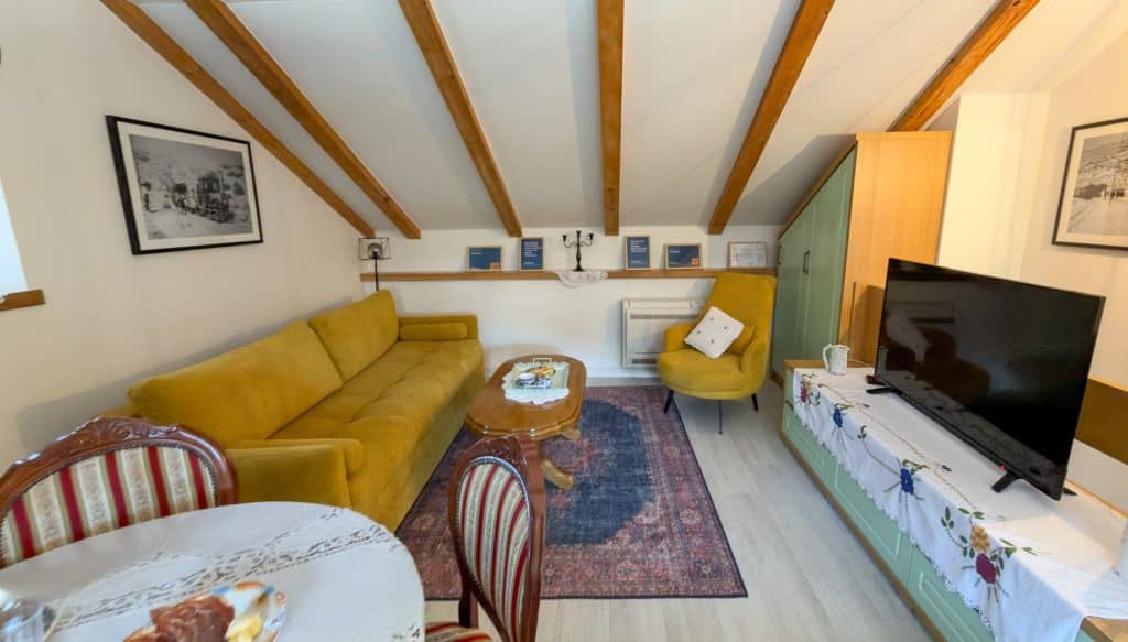 Salon de la Villa Rosa à Ravno