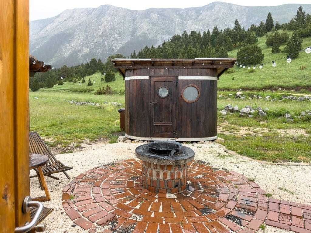 Toilette dans le décor de Barrel Land Blidinje
