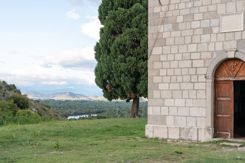 Vue de l'église sur l'île au Monténégro