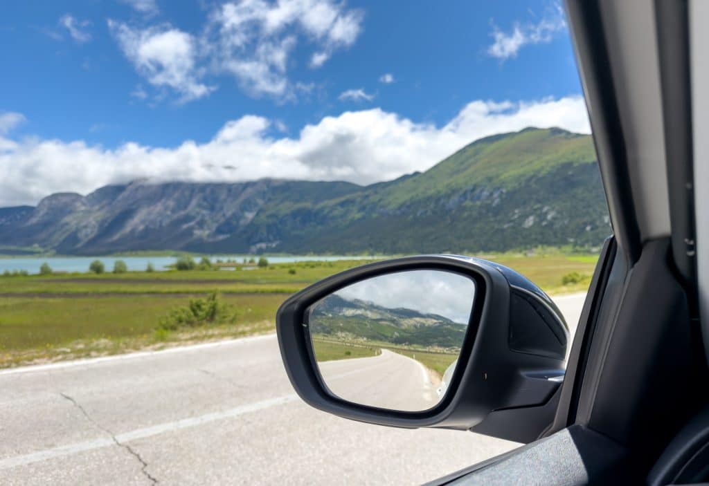 Vue de mon mirroir d'auto - Roadtrip en Bosnie-Herzégovine