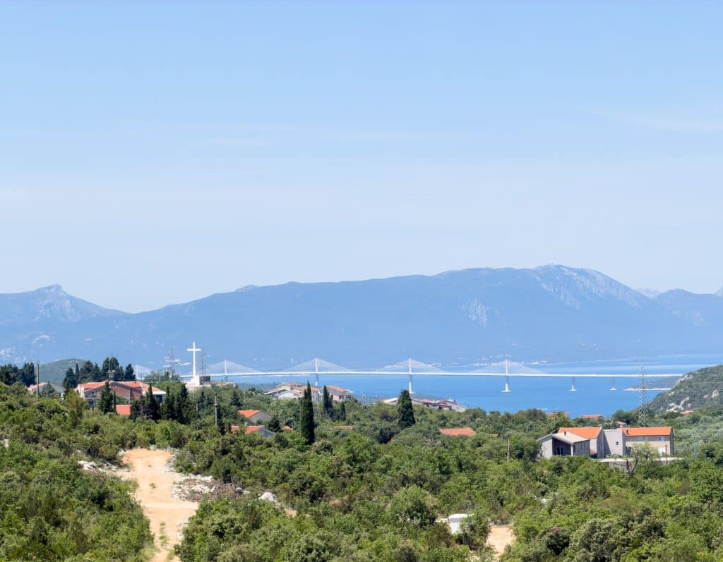 Vue sur le pont de Neum et le pont de Croatie