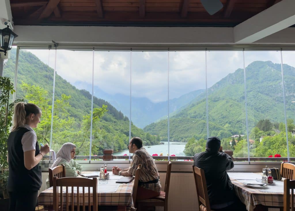 Vue sur la rivière Neretva au restoran Kovacevic à Jablanica
