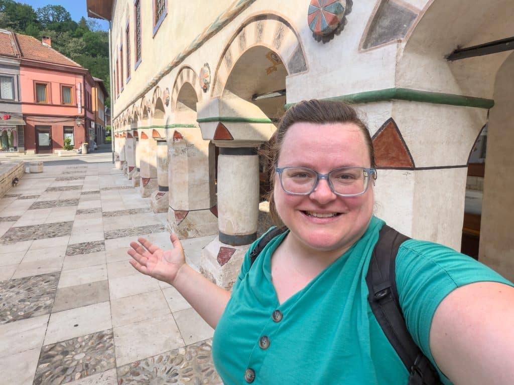 Jennifer devant la Sarena Dzamija ou mosquée colorée de Travnik
