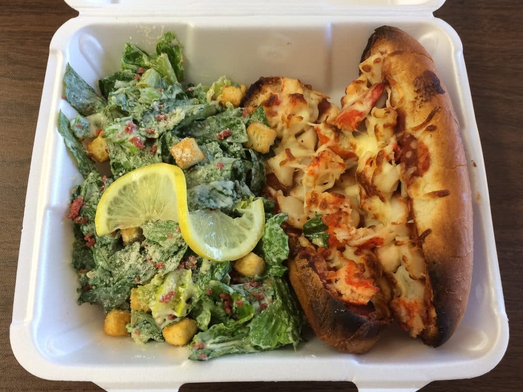 Assiette de pizza et salade de la Boulangerie Madelon