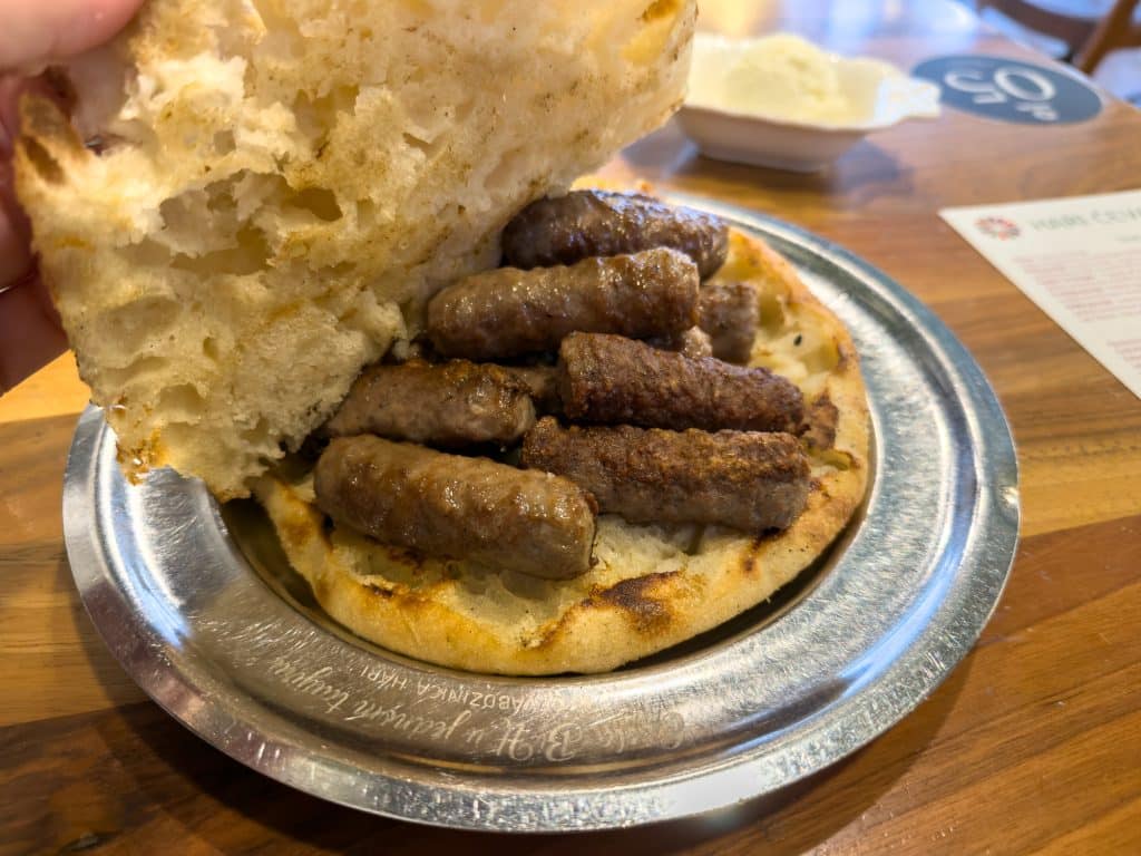 Cevapi, le plat national, à la cevabdzinica Hari