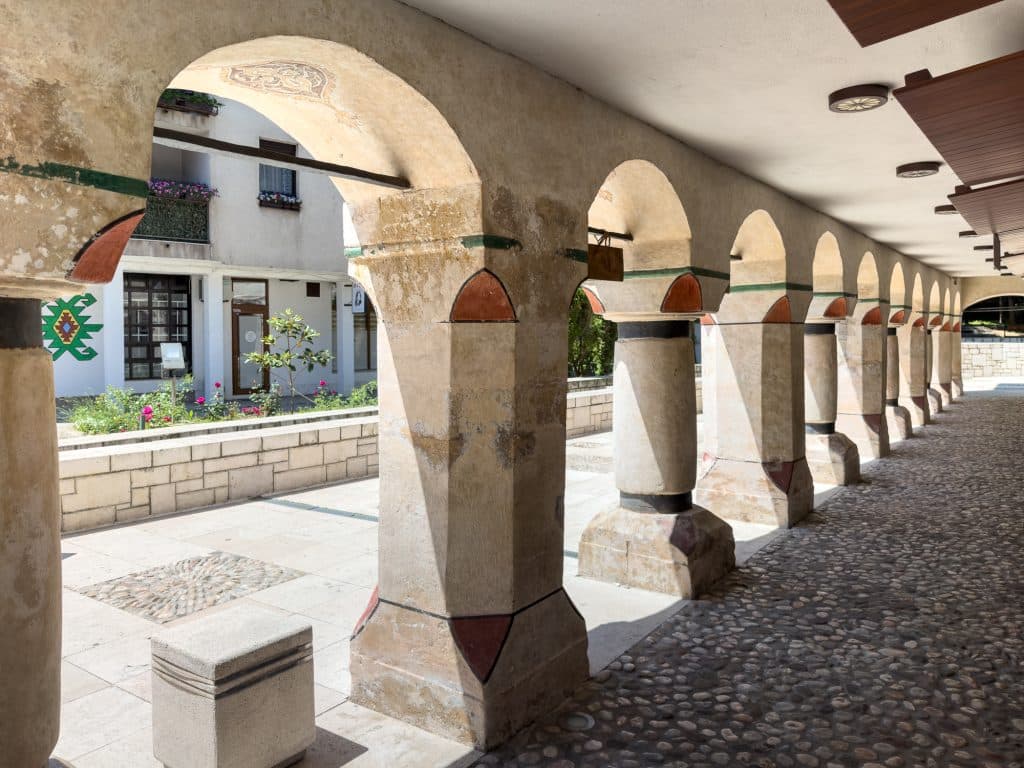 Colonnes de la Sarena Dzamija ou mosquée colorée de Travnik