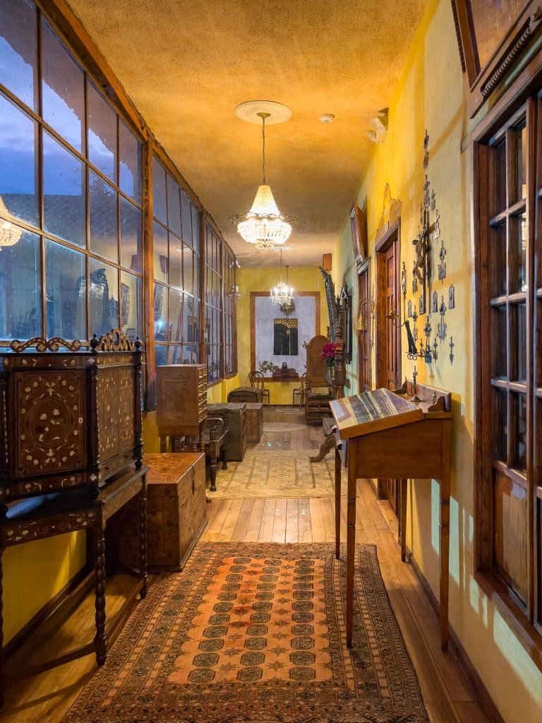 Couloir rempli d'antiquités à l'Hosteria la Andaluza