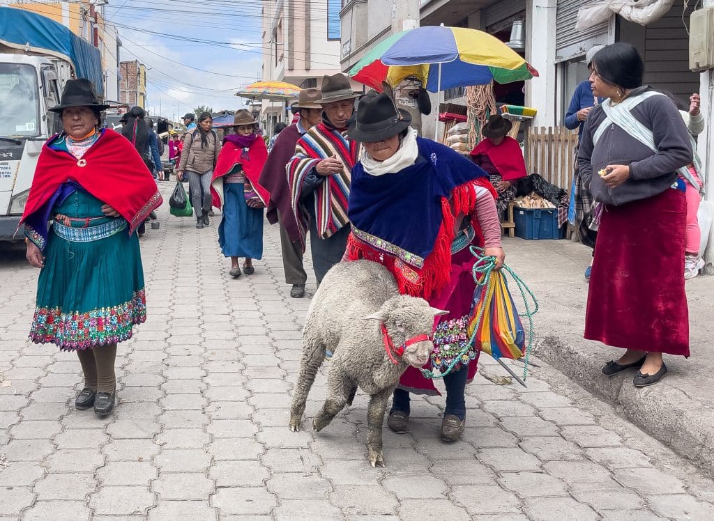 Dame avec un mouton au marché en Équateur