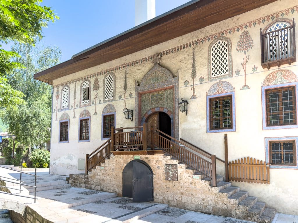 Façade et entrée de la Sarena Dzamija ou mosquée colorée de Travnik