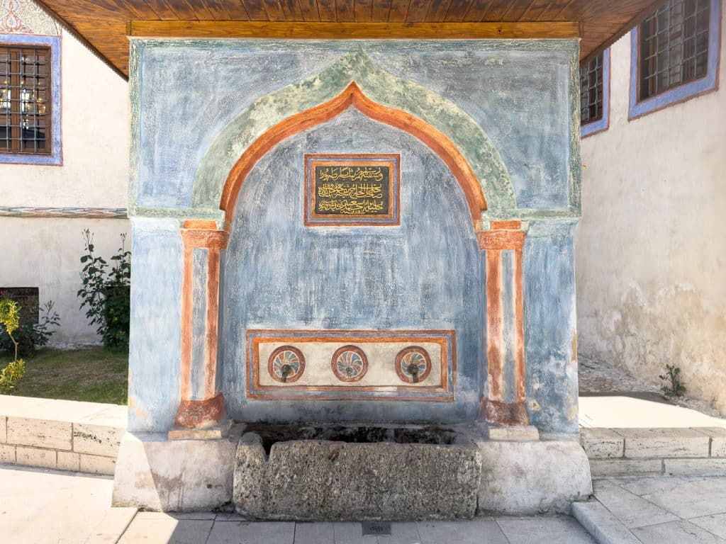 Fontaine à l'extérieur de la Sarena Dzamija ou mosquée colorée de Travnik