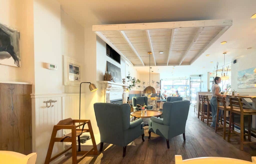 Petit salon déjeuner au Leonhard's Café