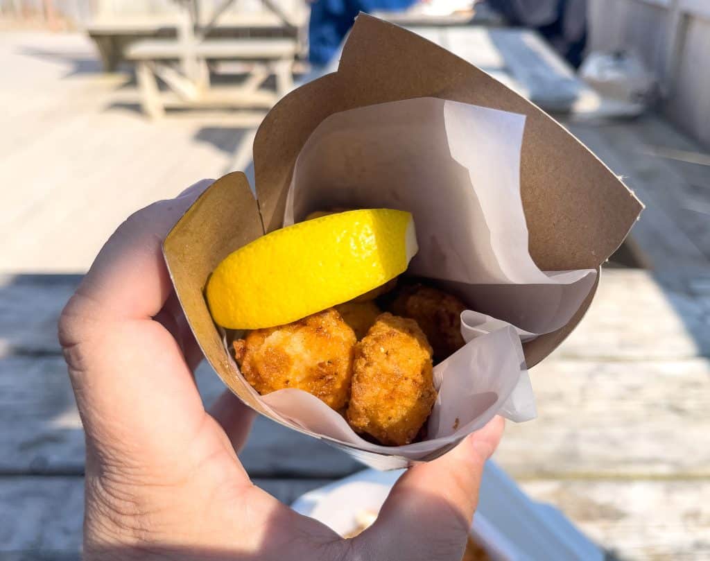 Pétoncles frits au Cap Dauphin Fish Shack de Grosse-Île