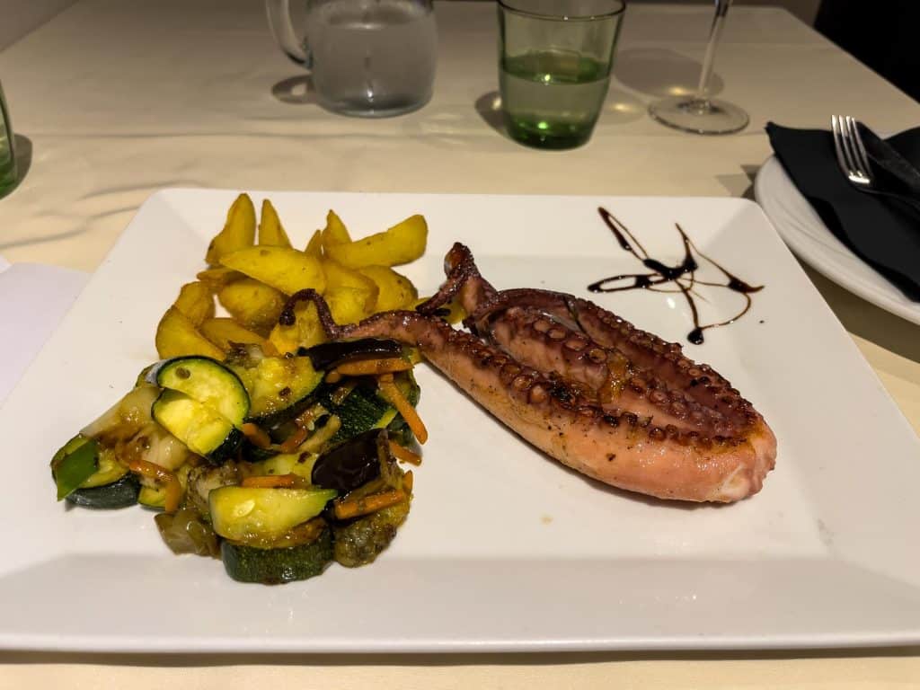 Pieuvre grillée en Slovénie, poulpe au restaurant Pirat à Piran