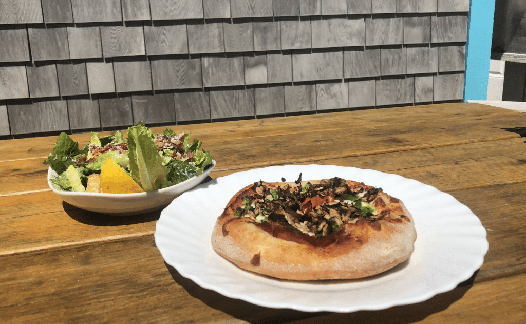 Pizza et salade au Pizza d'la Pointe
