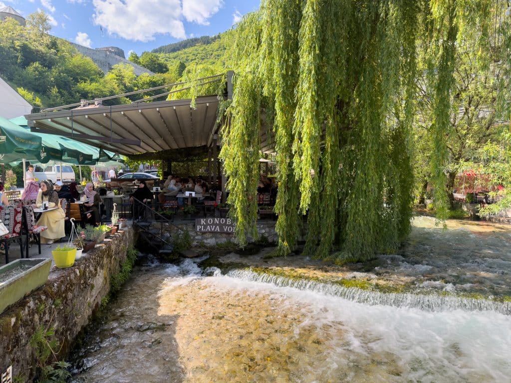 Plava voda ou eau bleue à la place de Travnik