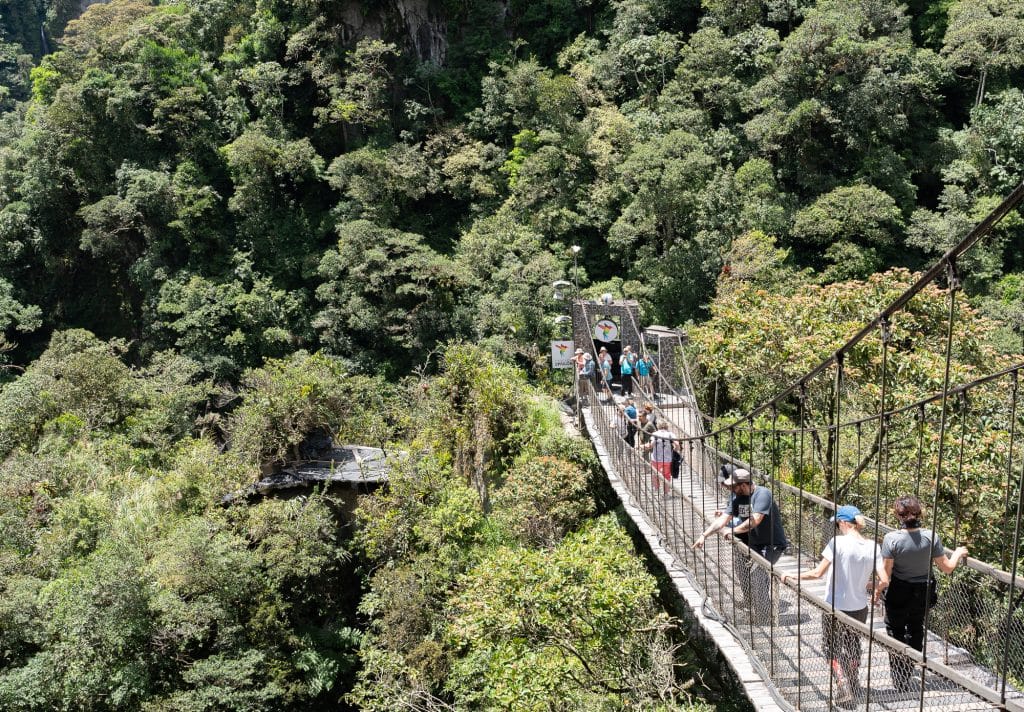 Pont suspendu du Pailon del Diablo à Banos