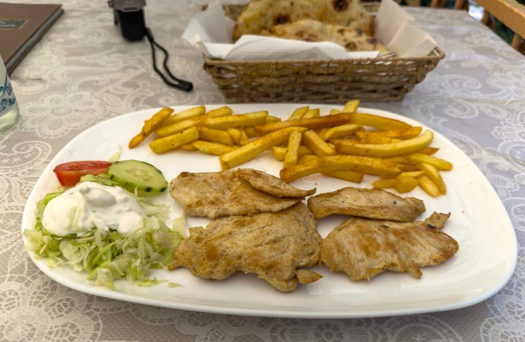 Repas de poulet au restaurant Kastel na Henduku à la forteresse de Travnik
